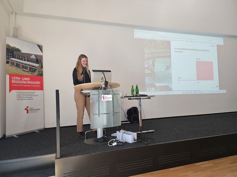 TIR-Juristin Deborah Bätscher bei einem interaktiven Workshop-Teil